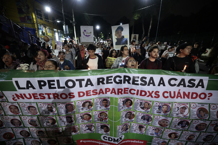 Familias de desaparecidos en México desafían cerco del Mundial a horas de la inauguraciónMiles de manifestantes fueron contenidos este miércoles por la noche por un fuerte operativo policial cuando intentaban avanzar hacia el Estadio Ciudad de México (Est