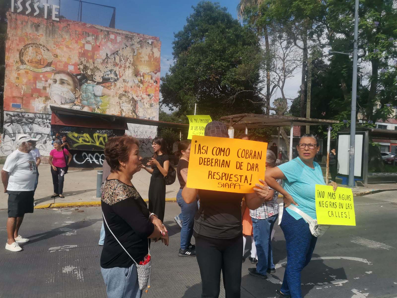 Reportan colapso de drenaje en unidad habitacional de GDL