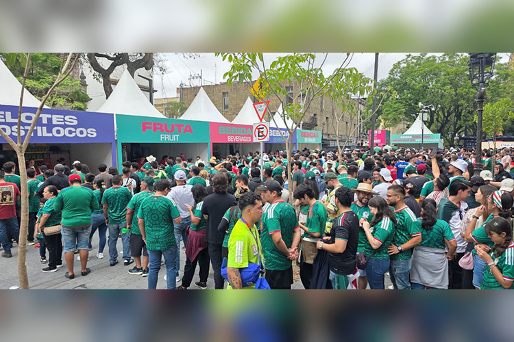 Largas filas y altos precios marcan al Fan Fest