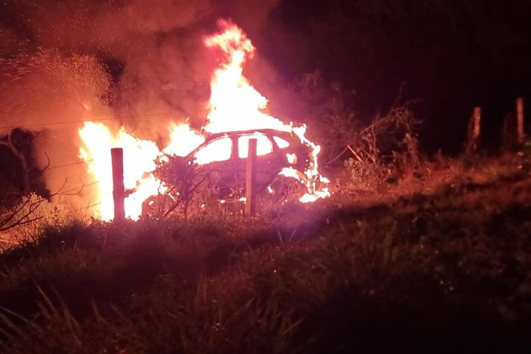 Mueren dos hombres tras incendio de camioneta
