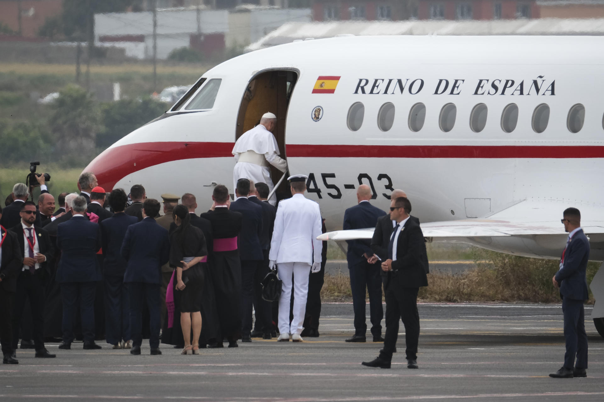 Obliga desperfecto ténico cambiar de avión al Papa León XIV en España