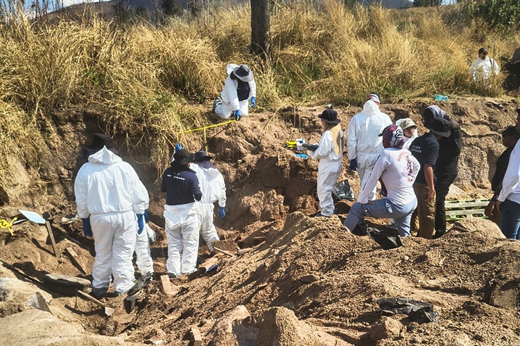 Hallan más bolsas con segmentos humanos en fosa de Tlajomulco