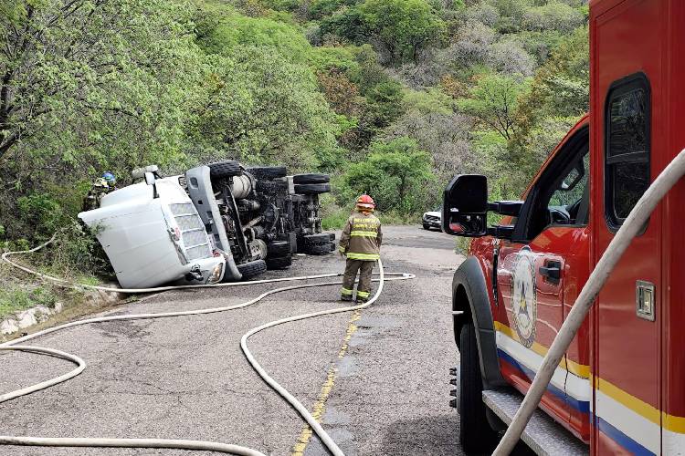Volcadura de pipa con gasolina provoca cierre carretero