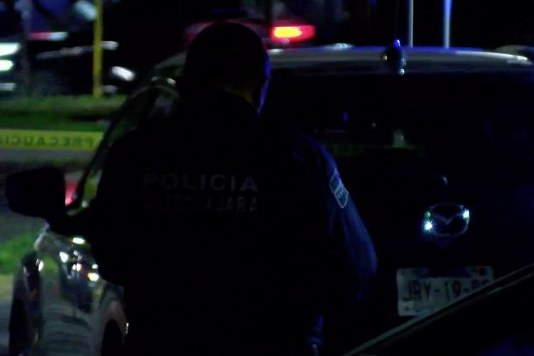 Investigan muerte de hombre localizado en camioneta