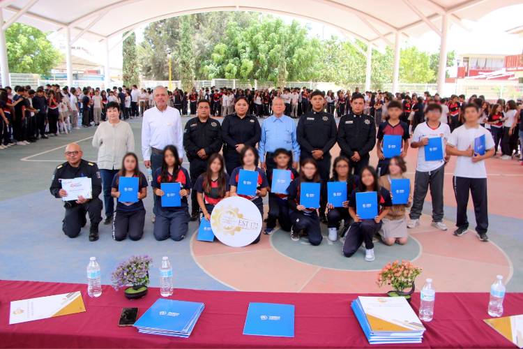 Capacitan a estudiantes en programa D.A.R.E. para prevenir adicciones y violencia