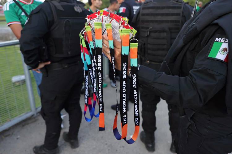Detienen a 10 por intentar ingresar al estadio con acreditaciones falsas