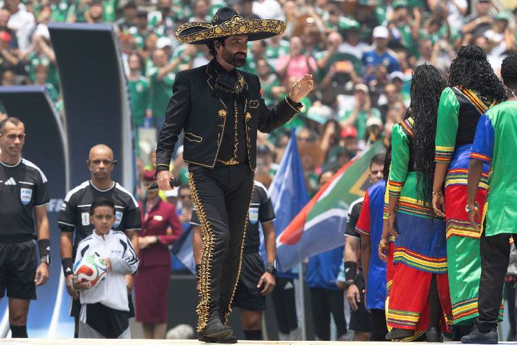 Alejandro Fernandez hace invitación para asistir a su concierto gratuito en la Minerva