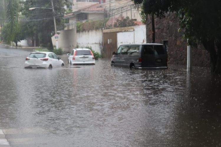 Lluvias provocaron cierres viales en diversos puntos de Guadalajara