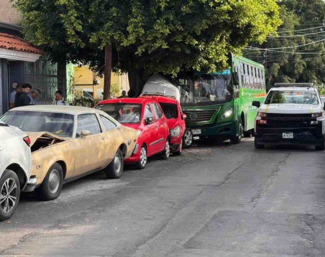 Conductor de camión sufre preinfarto y provoca choque múltiple