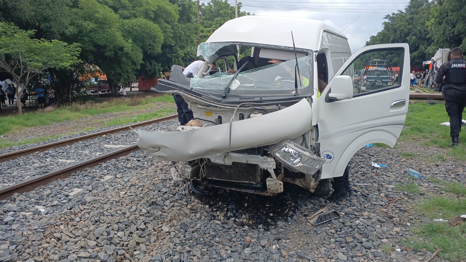 Camioneta es impactada y arrastrada por el tren