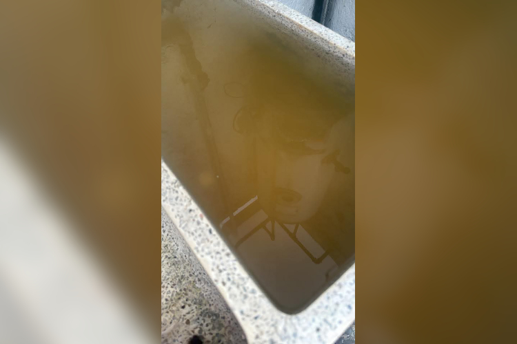 Persisten reportes de agua café y con mal olor en Guadalajara