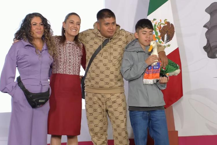 Merlín, el ‘pato mundialista’, llega a la ‘mañanera’