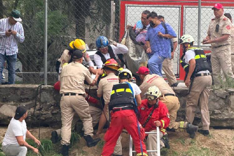 Rescatan a joven embarazada y a una niña arrastradas por la corriente