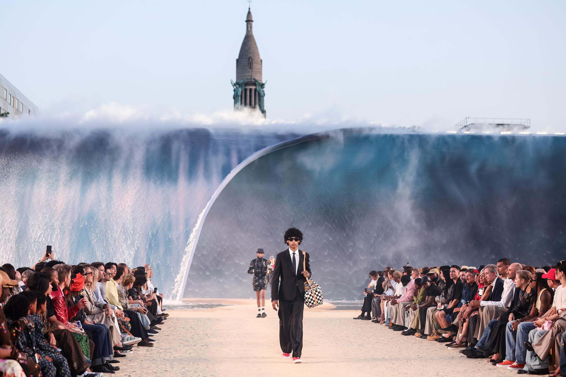 LV trae las olas del mar a un París caluroso
