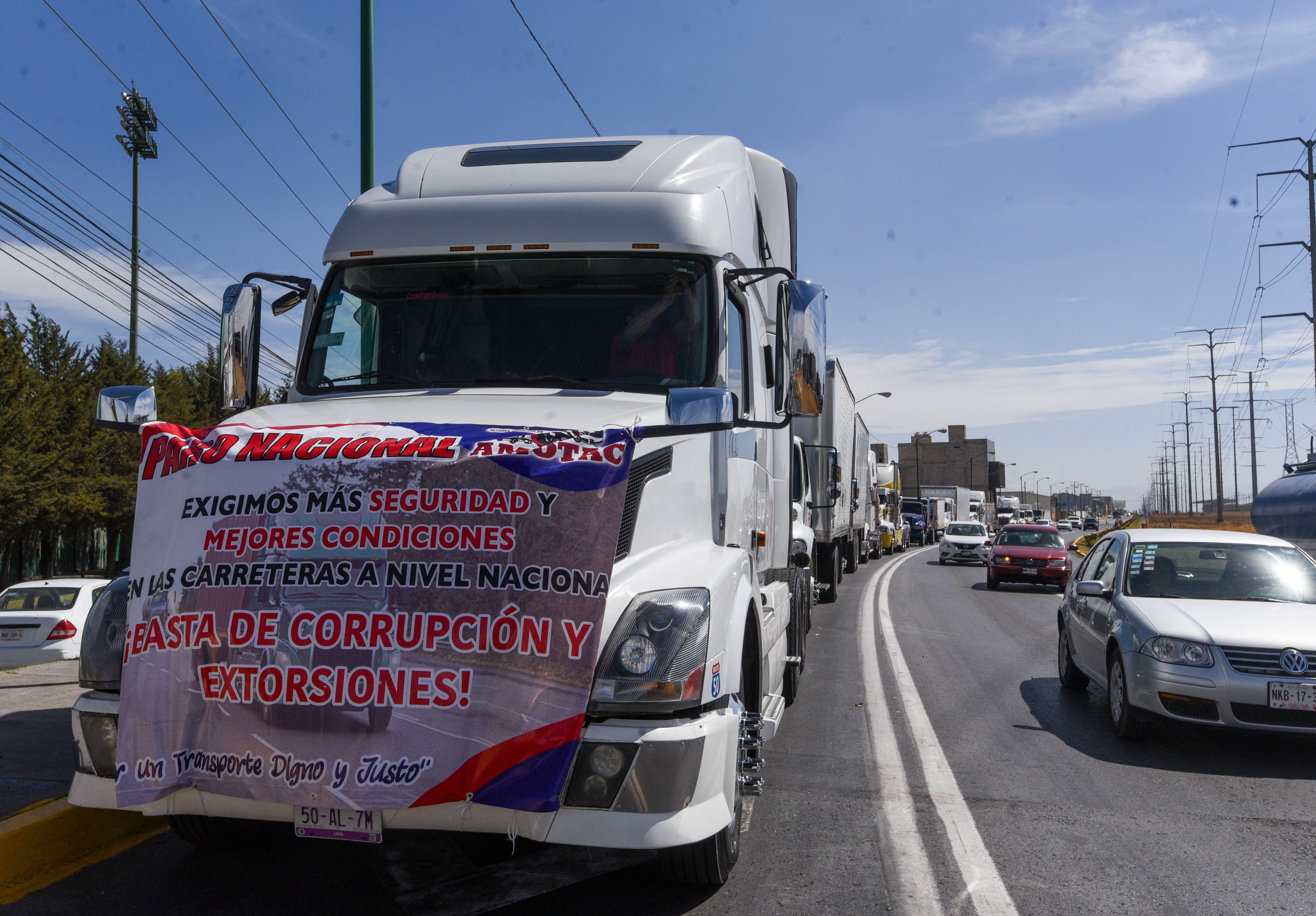 Transportistas mantienen movilizaciones en carreteras