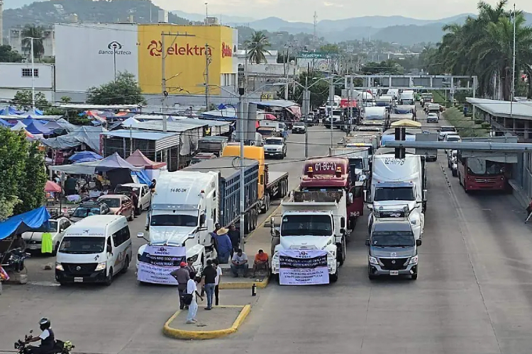 Transportistas de AMOTAC bloquean acceso a Acapulco