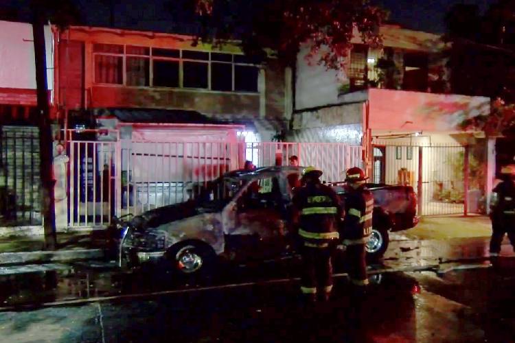 Incendio consume camioneta en Vallarta San Jorge