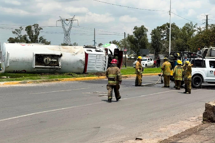 Volcadura de pipa con gasolina obliga al cierre de carretera en El Salto