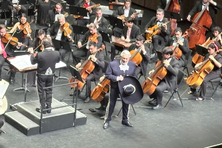 Plácido Domingo emociona interpretando a José Alfredo