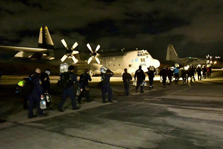 Delcy Rodríguez recibe a rescatistas mexicanos