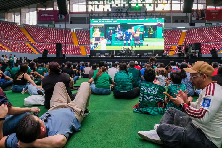 Zona Fan reúne a miles de aficionados con futbol