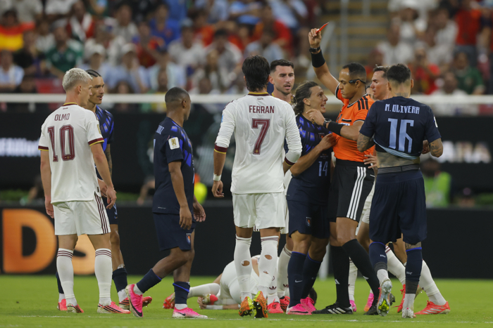 España vence a Uruguay 1-0