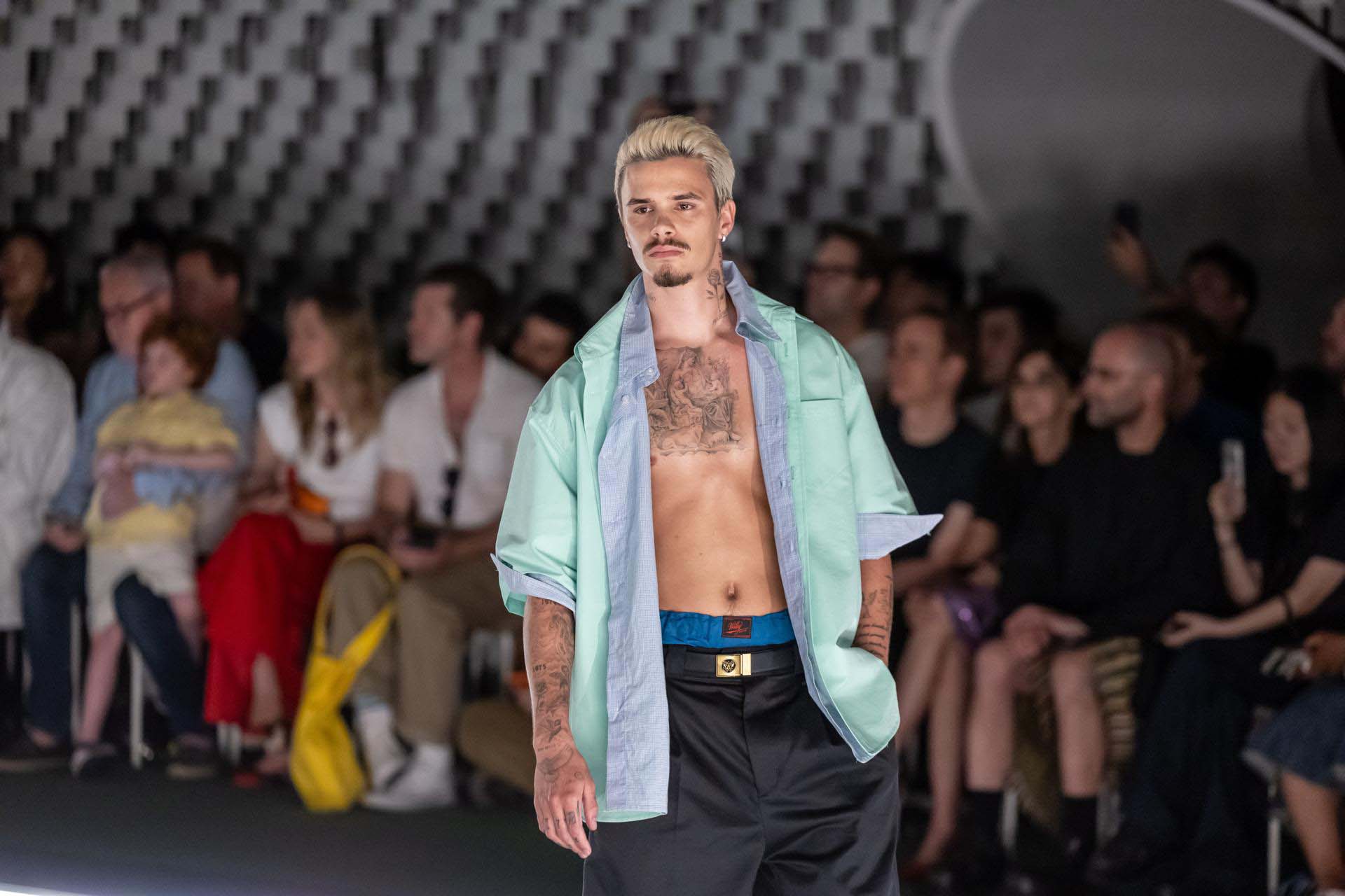 La comunión de Chavarría con la moda, en París