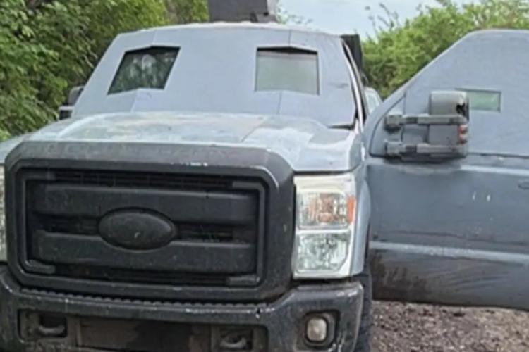 Ejército asegura camionetas blindada  y 20 explosivos en Jilotlán