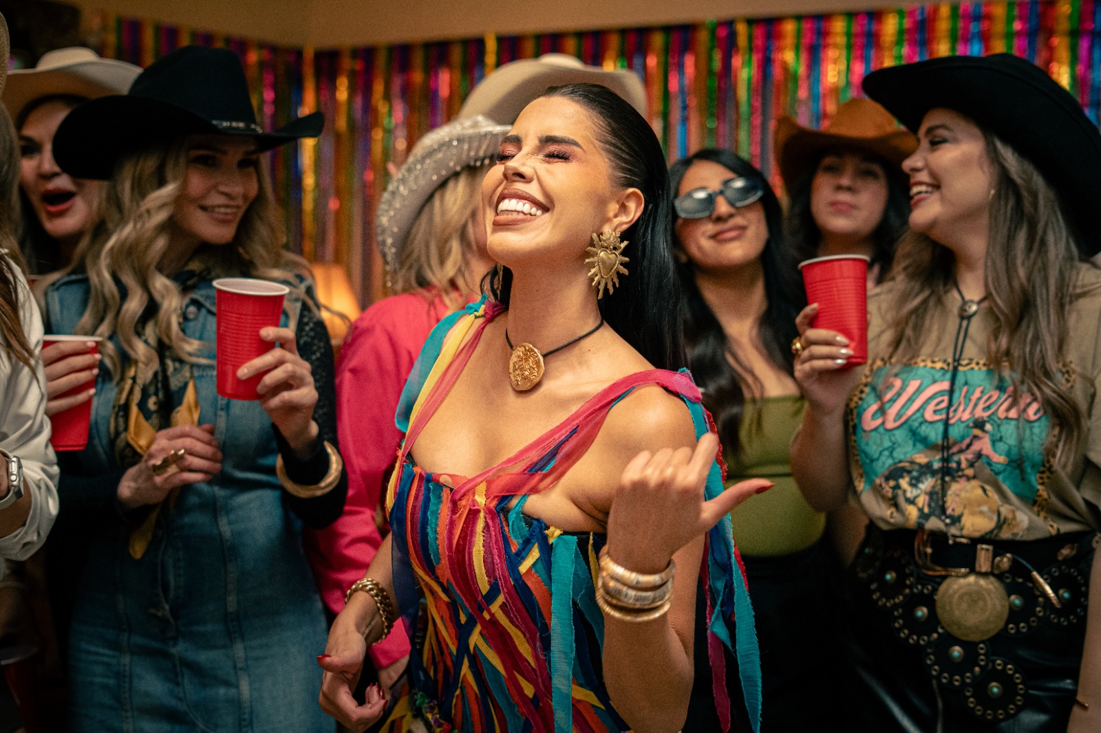 Adriana Ríos convierte el desamor en una fiesta con ‘La Piñata’