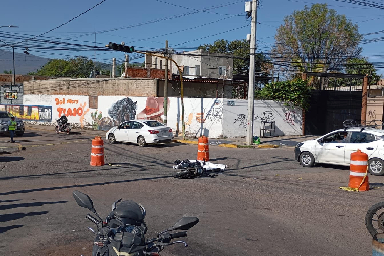 Muere jovencita tras accidente entre moto y camión de carga