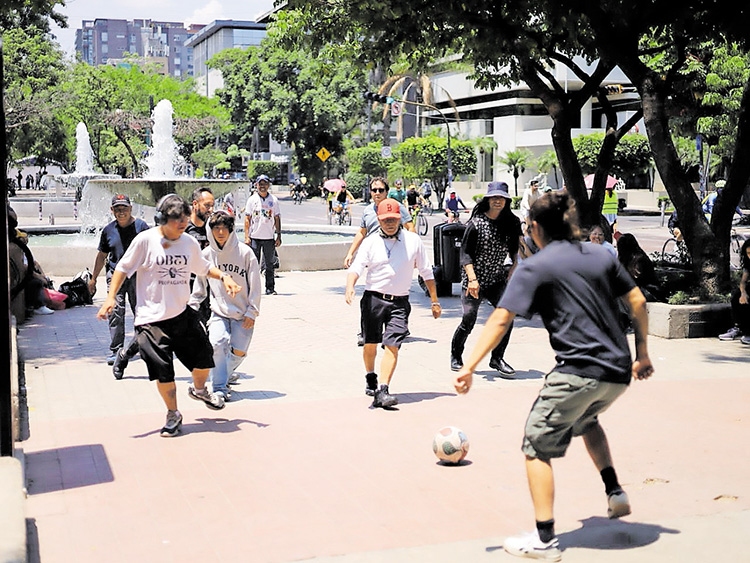 Llevan cascaritas por la memoria a Chapultepec