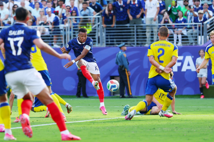 Francia golea a Suecia y avanza a octavos de final del Mundial