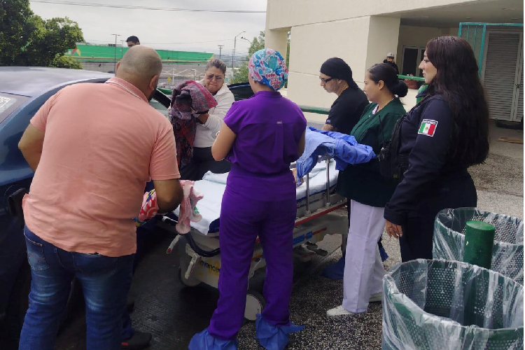 Policías de Tlaquepaque ayudan a mujer a dar a luz