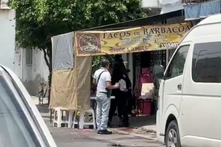 Ataque armado en puesto de comida deja un hombre muerto y un niño herido