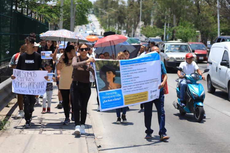 Piden acelerar búsqueda de tres adolescentes desaparecidos tras graduación