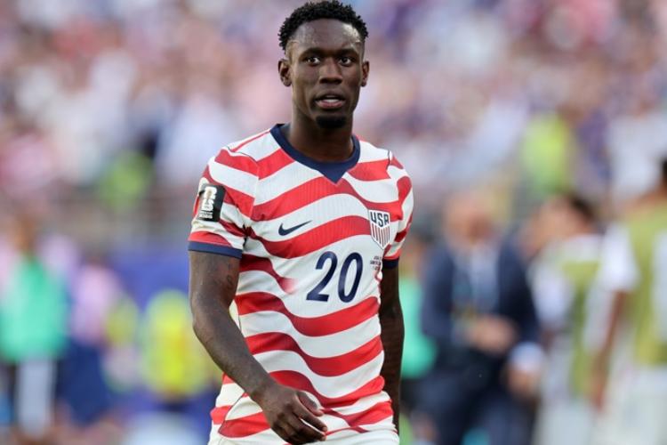 La FIFA suspende la sanción por tarjeta roja a Balogun