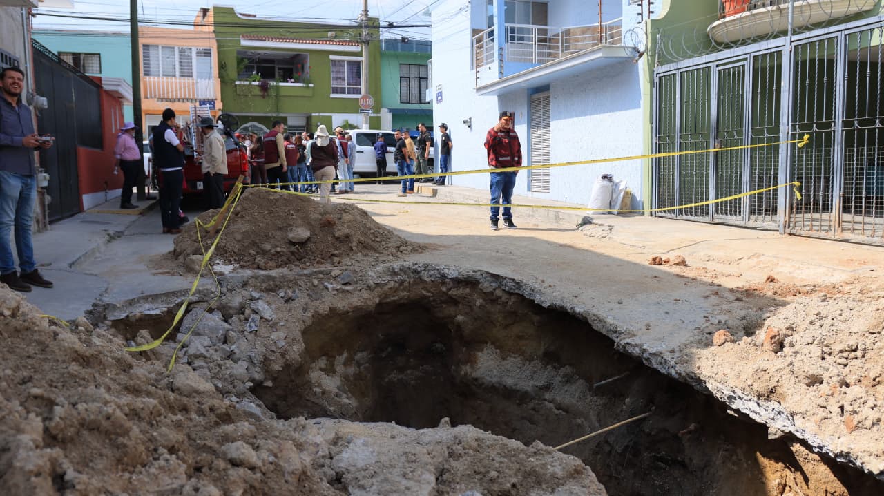 Sin respuesta del Siapa, Tlaquepaque repara vialidad afectada por socavón