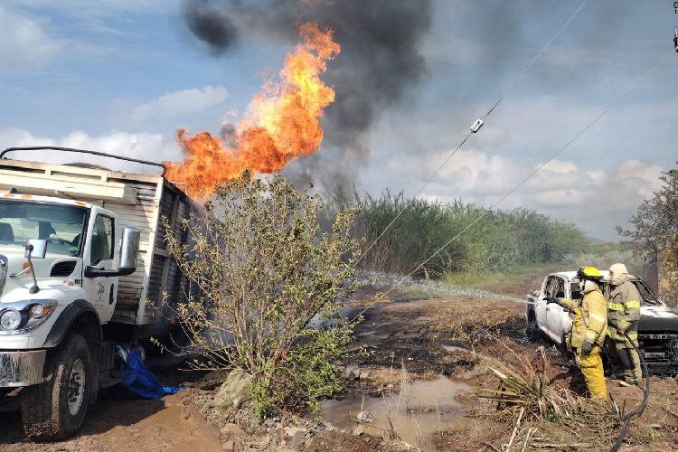 Se incendia ducto de Pemex y dos vehículos resultan afectados