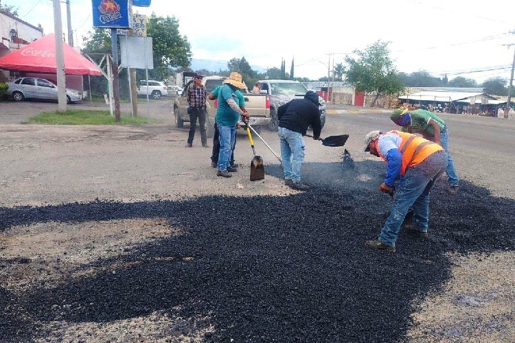 Aplican 60 toneladas diarias de asfalto para atender baches en Tlajomulco