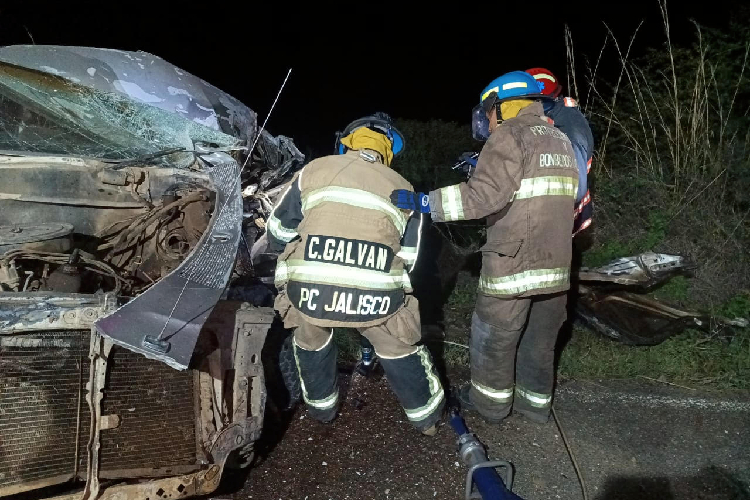 Muere un hombre tras choque entre camioneta y vehículo de carga