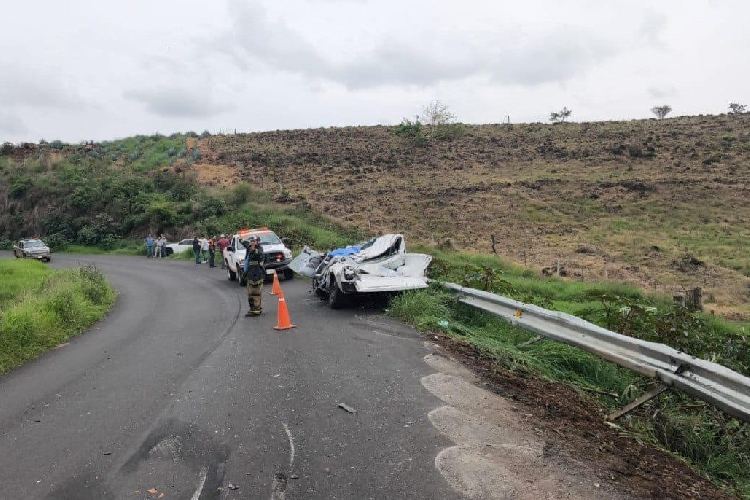 Muere un hombre tras choque y volcadura de pipa