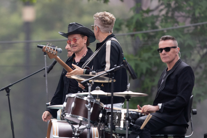 U2 lanza 'Streets of Dreams', con estribillo en español y vídeo mexicano