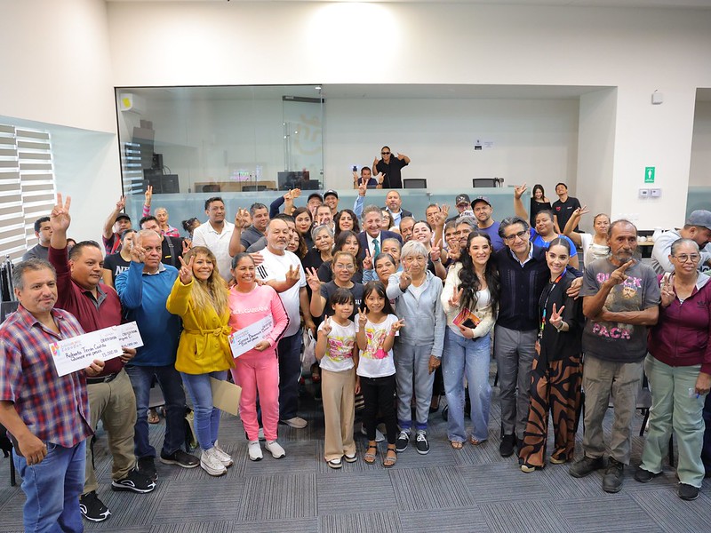 Apoyan a 108 comerciantes del tianguis de la Consti 