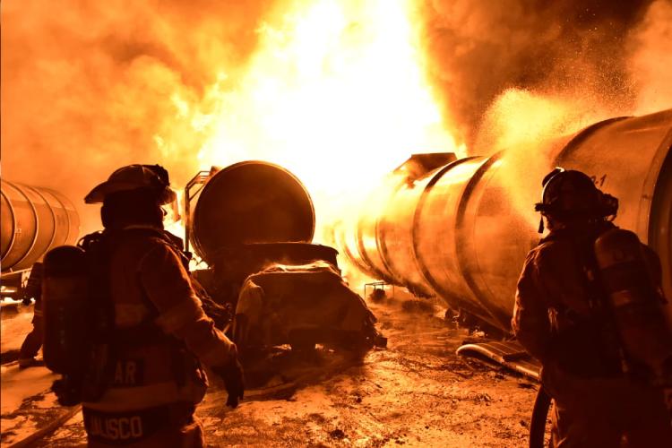 Explosión e incendio consumen pipas con diésel en El Salto