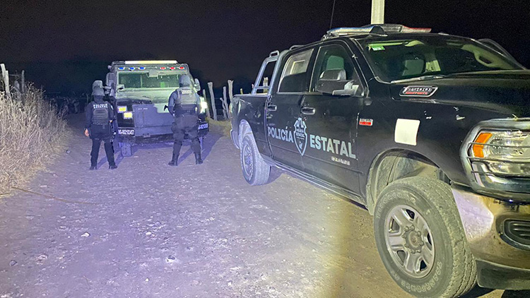 Refriegas dejan cinco policías y 32 civiles muertos