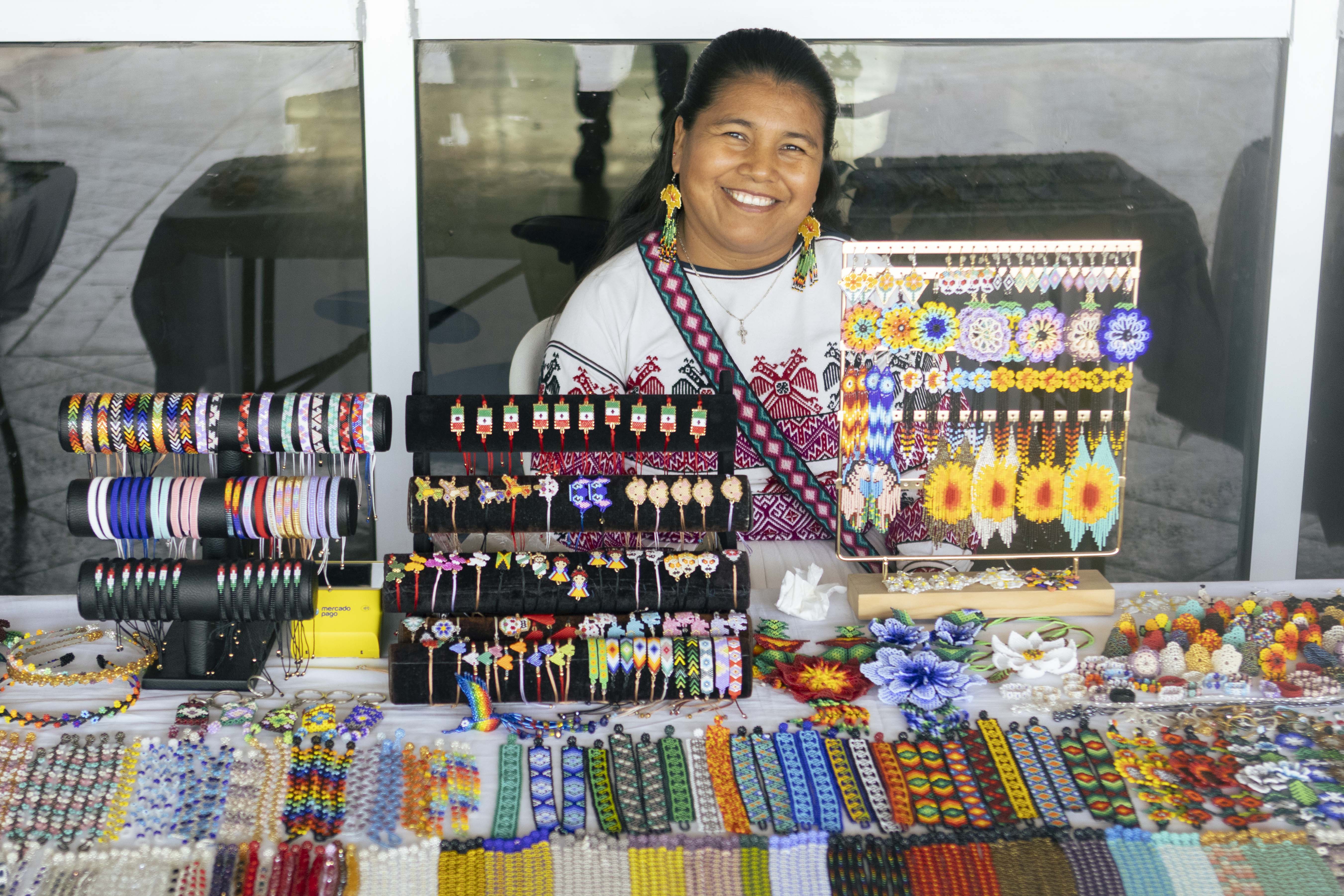 Artistas wixaritari exponen su arte