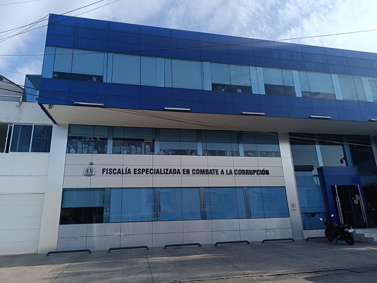 Postergan audiencia vs. servidores por Izaguirre
