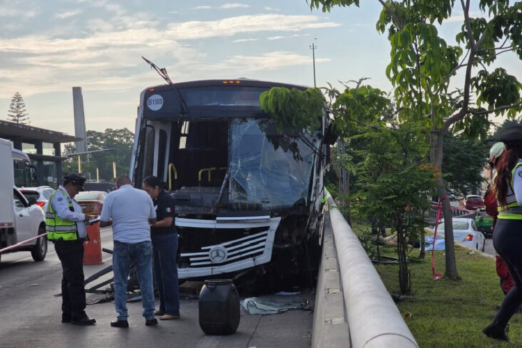Muere un trabajador y 20 más resultan lesionados tras choque de camión de personal