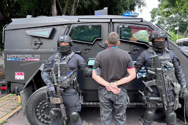 Detienen en Tlajomulco a hombre con dos armas de fuego y más de 50 cartuchos