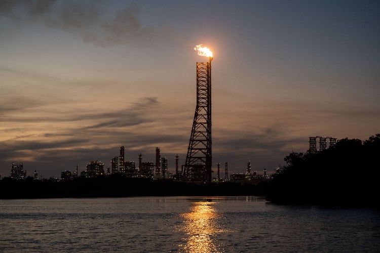 Japón recurre a Pemex: recibirá 1 millón de barriles de crudo 